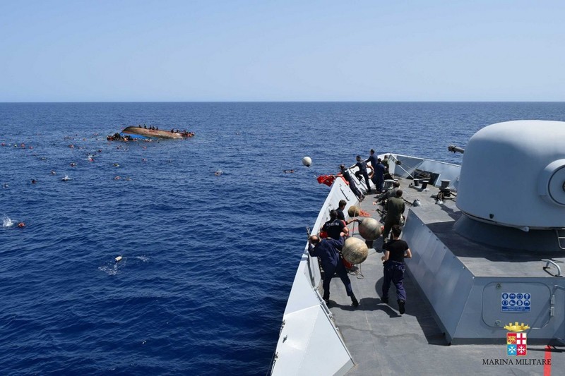 Лодка с мигрантами перевернулась в Средиземном море  