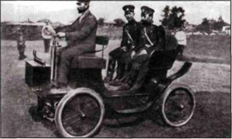 Первый российский автомобиль Яковлева и Фрезе в Нижнем Новгороде.