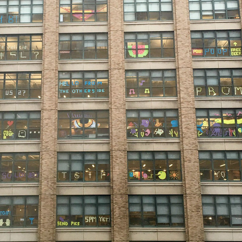 В Нью-Йорке сотрудники двух офисных зданий посоревновались в креативности с помощью стикеров