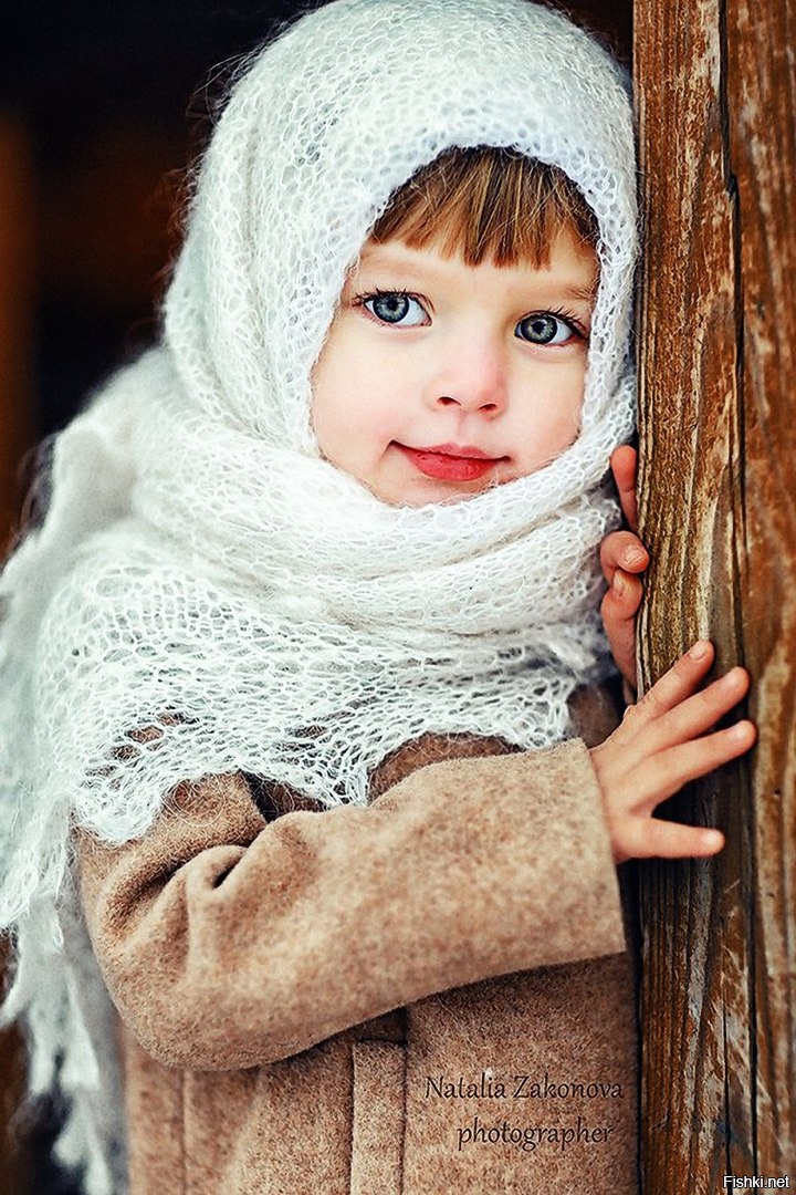 Девушка в оренбургском платке