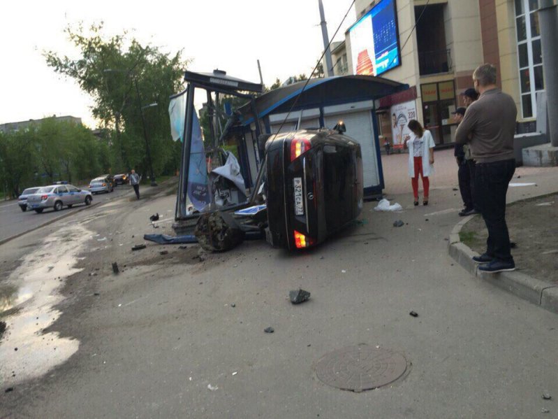 В Мурманске нетрезвый лихач врезался в остановку