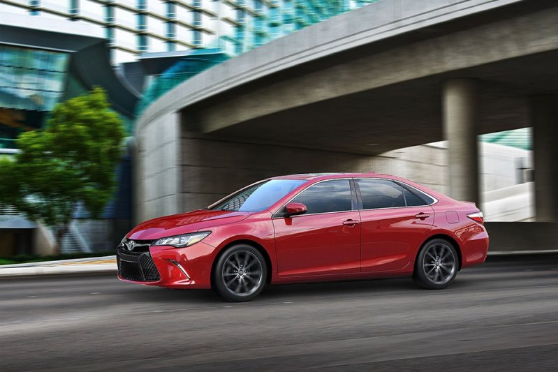 Лучший среднеразмерный автомобиль: Toyota Camry