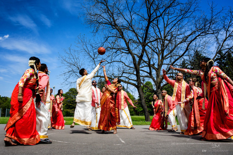 Конечно, совместить обряд индуистской свадьбы и баскетбольную тематику влюбленным  не удалось бы, поэтому они решили просто устроить оригинальную свадебную фотосессию. 