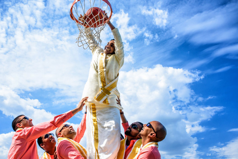 Болельщики баскетбольного клуба "Торонто Рэпторс" устроили себе оригинальную свадебную фотосессию