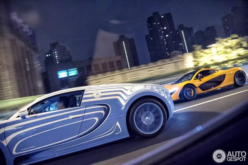 Эти автомобили были засняты на улицах ночного Шанхая. Как ты можно увидеть, эскорт состоит из Bugatti Veyron 16.4 Super Sport, Pagani Huayra, McLaren P1, Ferrari LaFerrari, Aston Martin Vanquish и Porsche 918 Spyder.