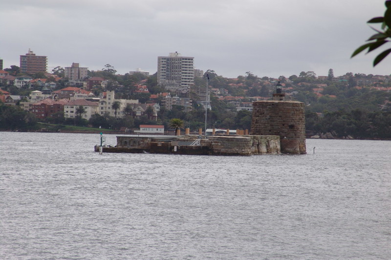 Форт, выстроенные посредине разветвленной сиднейской бухты. Должен был защищать Сидней от ворожения русских кораблей, которых со всей уверенностью там ожидали после крымской войны. 