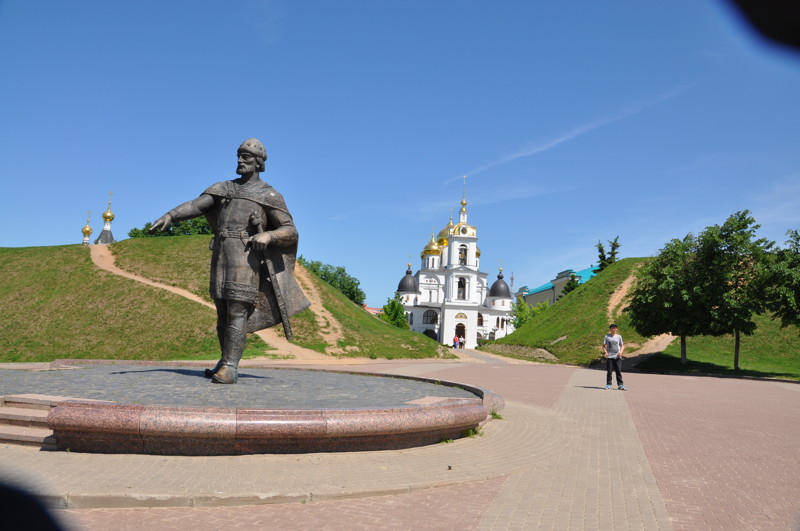 При входе в кремль - памятник Ю.Долгорукому