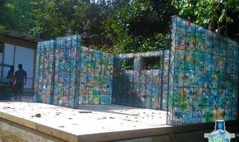 В Панаме строят деревню из пластиковых бутылок