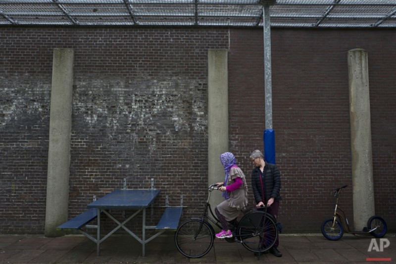 В Нидерландах беженцев селят в пустующие тюрьмы