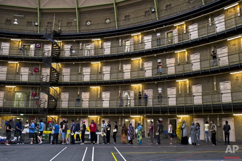 В Нидерландах беженцев селят в пустующие тюрьмы