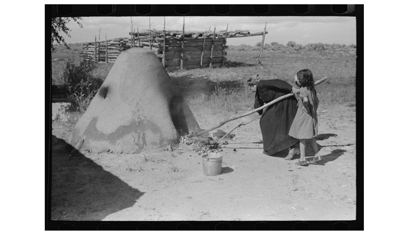 5. Американка печет хлеб в уличной печи (США, штат Нью-Мексико, 1939 год)
