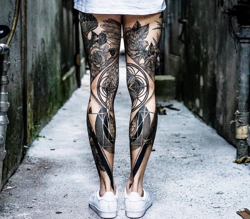 Татуированные ноги 