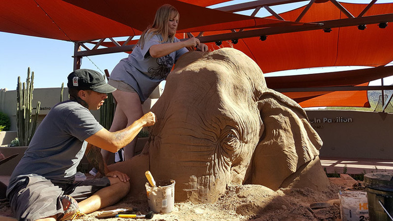 Потрясающая скульптура из песка изображает слона в натуральную величину, играющего с мышью в шахматы