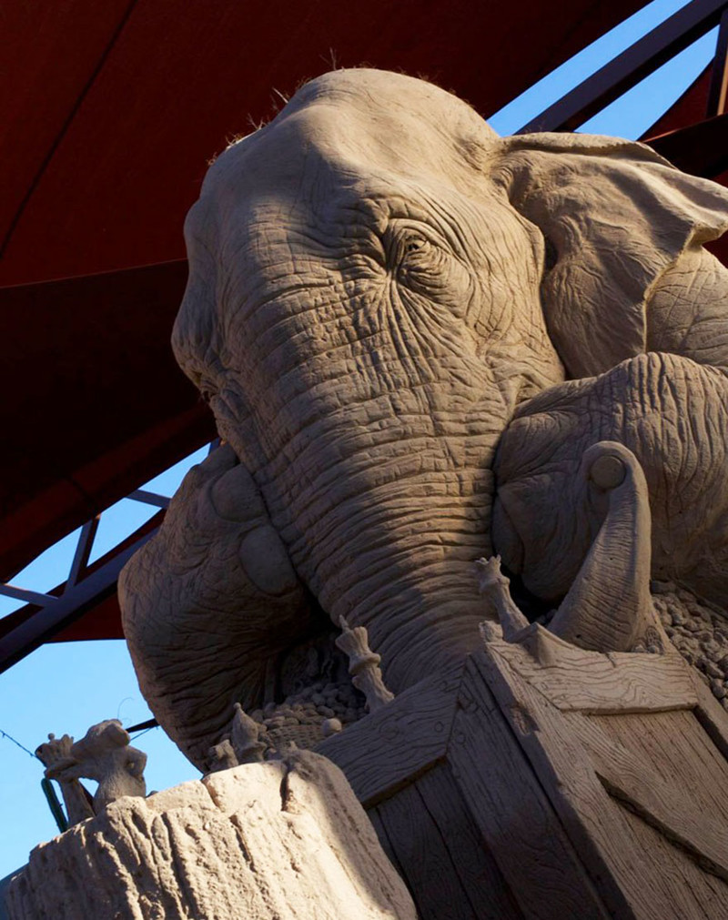 Потрясающая скульптура из песка изображает слона в натуральную величину, играющего с мышью в шахматы