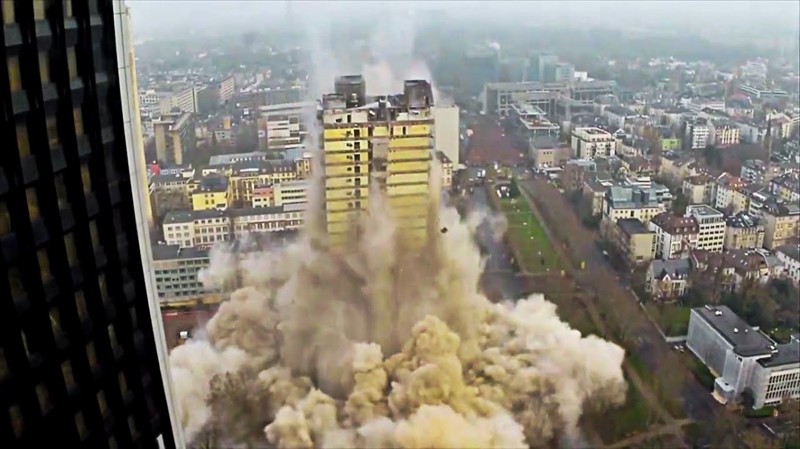 Снос небоскребов методом поступательных взрывов