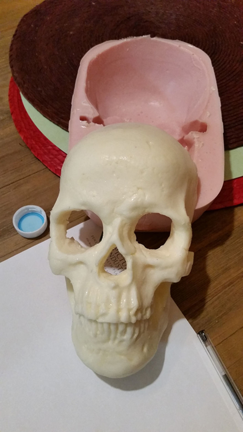 Пока кекс остывает - пора сделать череп из белого шоколада в форме, оставшейся от Хэллоуина