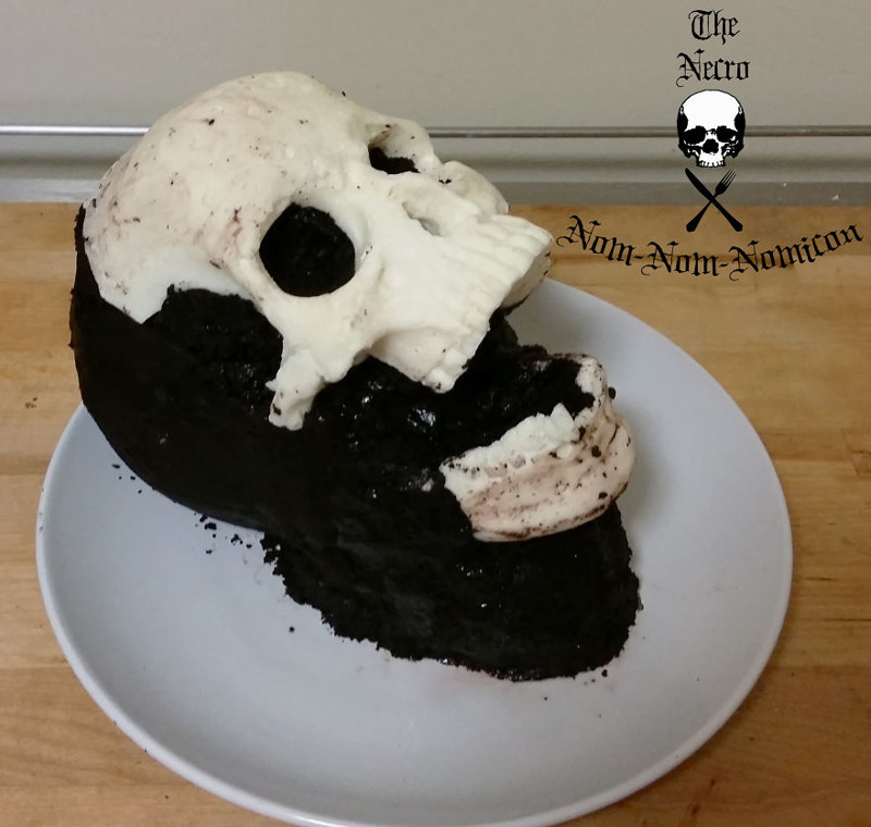 К остывшему кексу нужно прикрепить наш "череп" с помощью шоколадной глазури