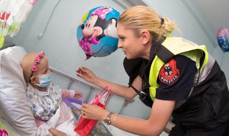 Албанские полицейские в костюмах супергероев поздравили маленьких пациентов с Днем защиты детей