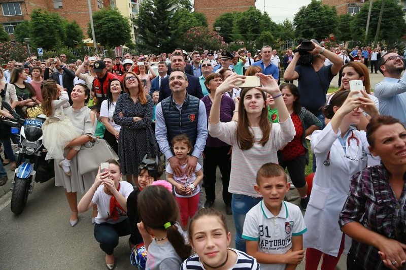Албанские полицейские в костюмах супергероев поздравили маленьких пациентов с Днем защиты детей