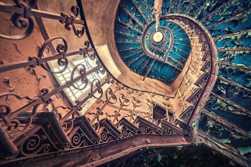 14. Голубая спиральная лестница в европейском замке