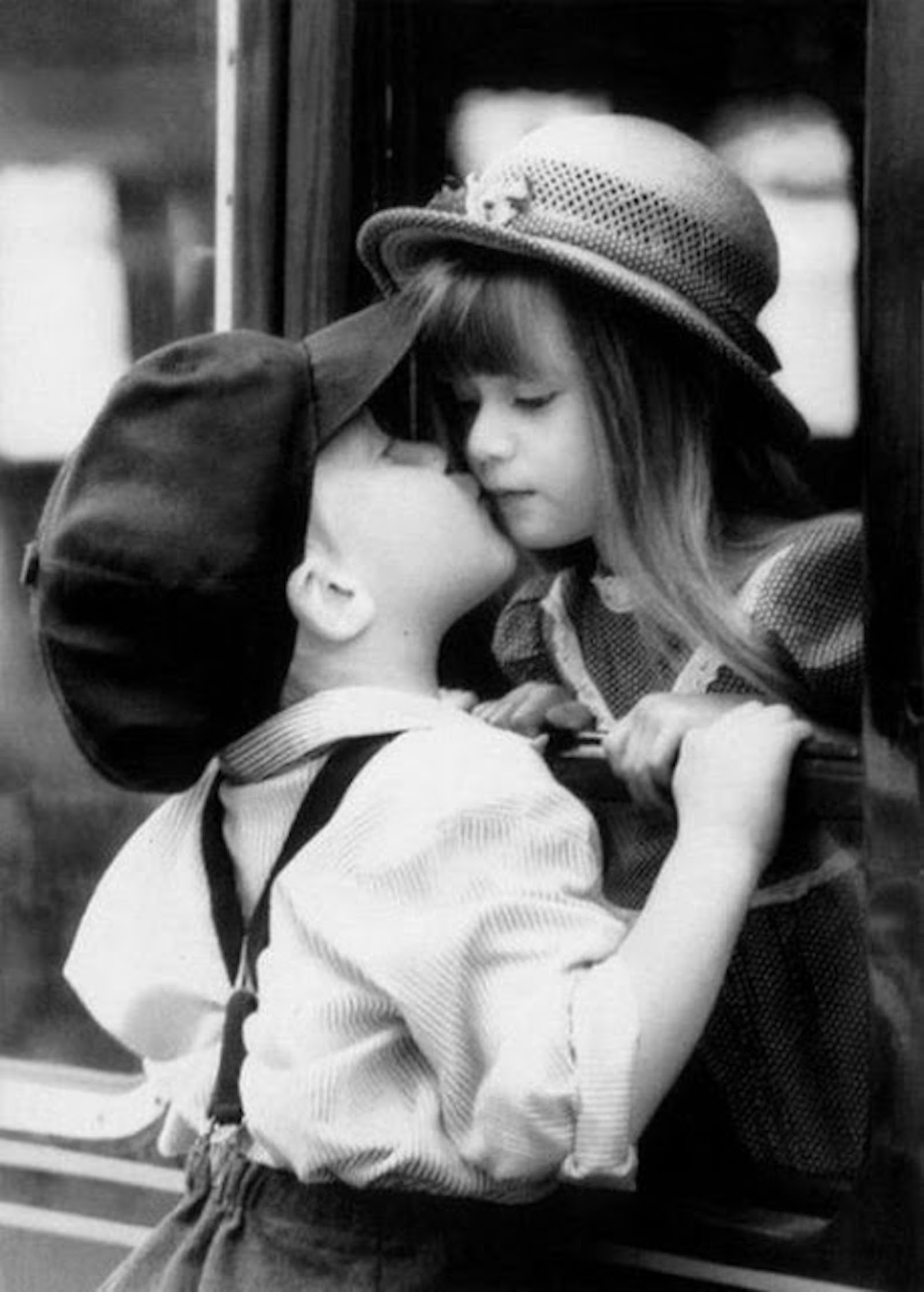 Покажи девочки мальчики поцелуют. Любовь к ребенку. Детский поцелуй. Детская любовь поцелуи. Первый детский поцелуй.
