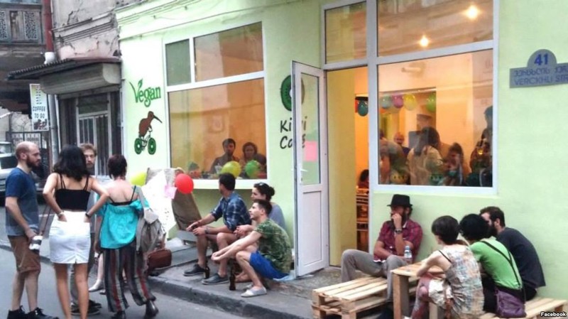 Мясоеды-неонацисты закидали шашлыками посетителей веганского кафе в Тбилиси
