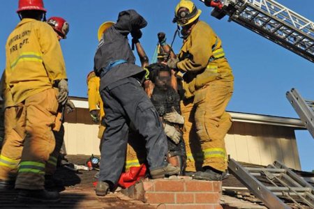 Женщина застряла в дымоходе и пожарные с трудом смогли ее вытащить