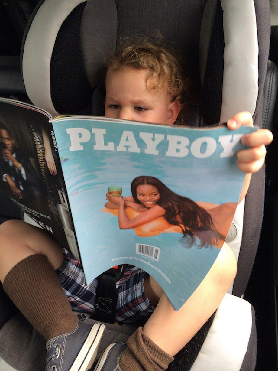 Разглядывает моделей 