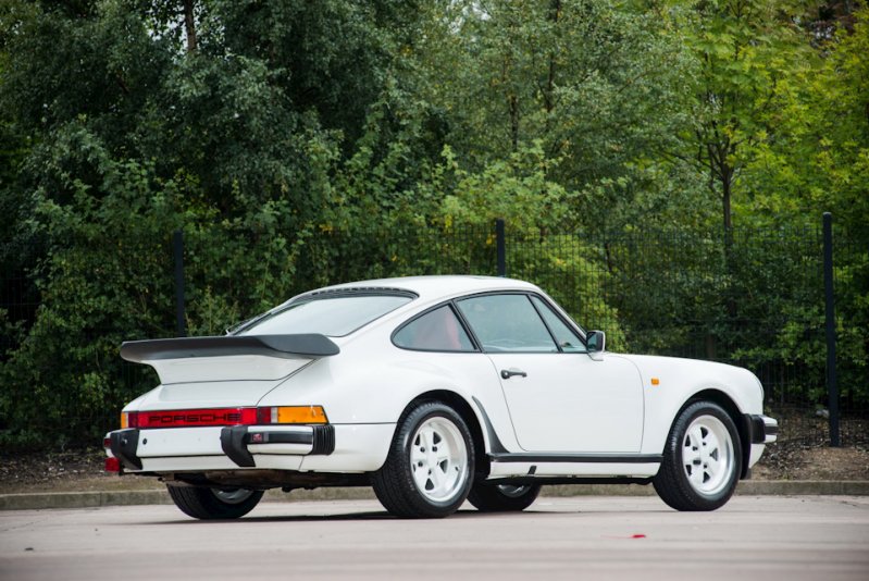 Речь идет о белоснежном (цвет Grand Prix White) 911 Carrera CS в исполнении Supersport образца 1986 года с номером шасси WP0ZZZ91ZGS103518. Пробег автомобиля на сегодняшний день составляет всего 743 километра.