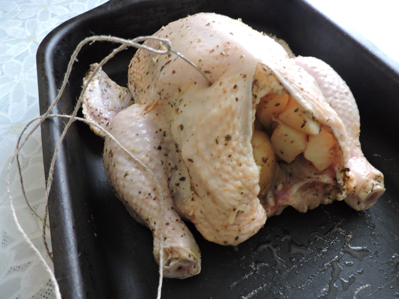 Положить курицу в форму для запекания. Начинить тушку картошкой.