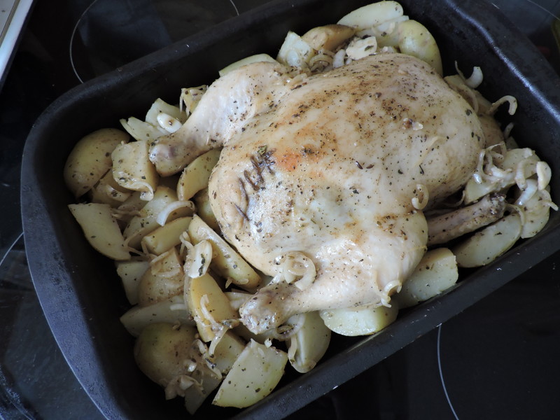 Через 30 минут добавить остатки картошки в форму. Полить курицу маринадом.
