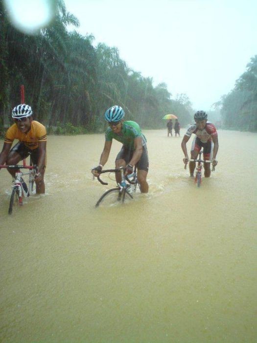 Этот велопоход они планировали за год, и даже наводнение их не остановит!