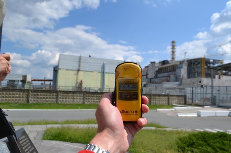 Дмитрий мерил радиационный фон в разных местах в городе. В районе АЭС он был повышен..