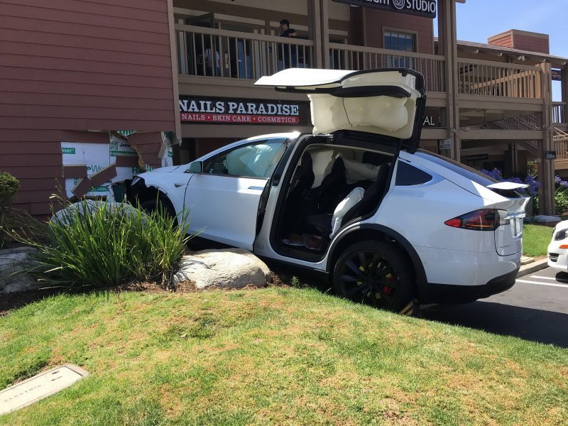В авариях с участием электрокаров Tesla виноваты только водители