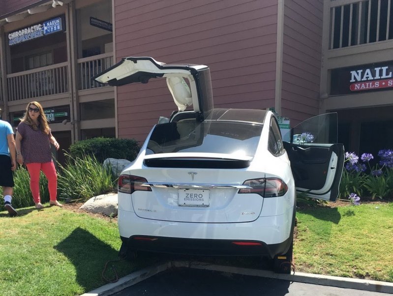 В авариях с участием электрокаров Tesla виноваты только водители