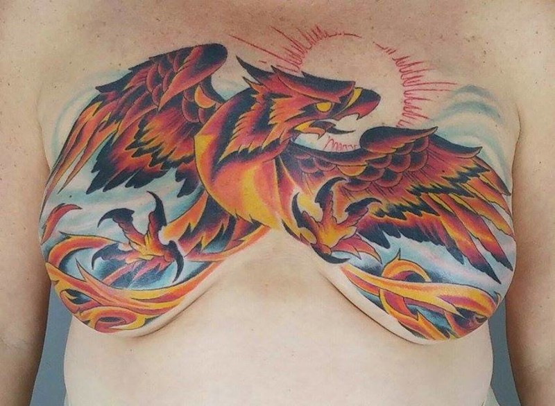 10. Художник Джозеф Эндрю из студии Evolution Tattoo создал этого великолепного феникса для победившей рак груди женщины в 2014 году. 