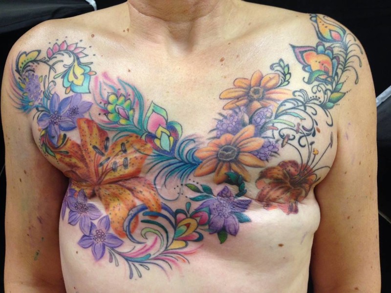 1. Дважды победившая рак Кэри-Энн Хиггинс решила сделать тату, потому что устала от операций. Этот дизайн ей помогла придумать тату-мастер Отем Тирни.