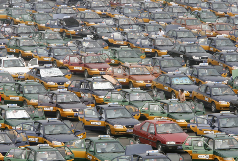 Таксисты выстраиваются на стоянке в ожидании пассажиров, в новом международном аэропорту Шоуду.