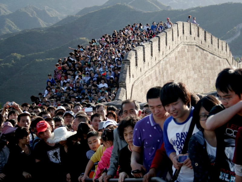 Туристы на Великой Китайской стене.