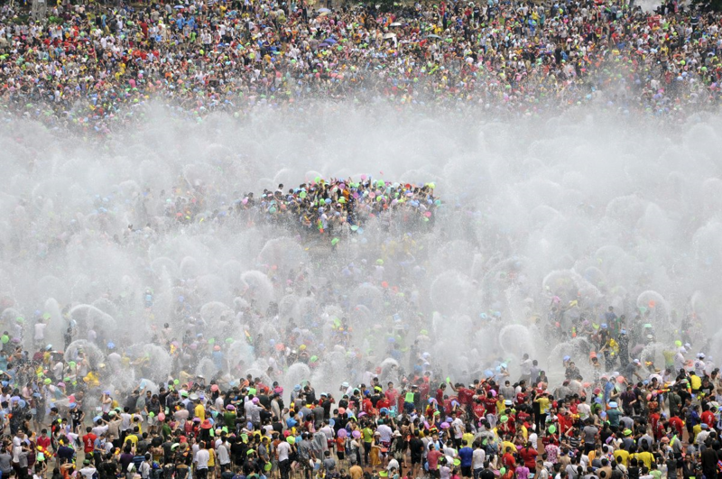 Посетители на ежегодном фестивале воды , отметчают Новый год Дай в Сишуан Банна, провинции Юньнань.