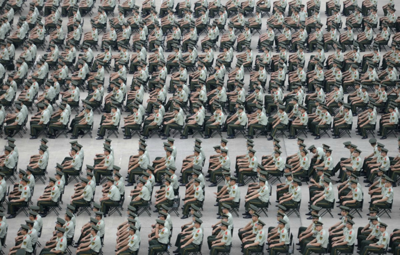 Более 1000 военизированных полицейских принимают участие в учениях, в провинции Нанкин, Цзянсу.