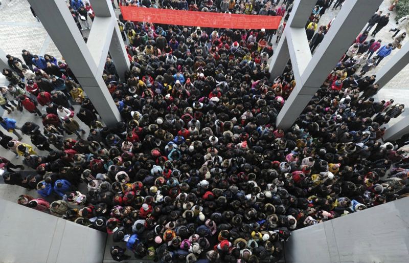 Собравшиеся для прохождения экзамена в аспирантуру, в провинции Аньхой. Рекордные 1,8 млн человек подали для участия в этом экзамене в 2013 году.