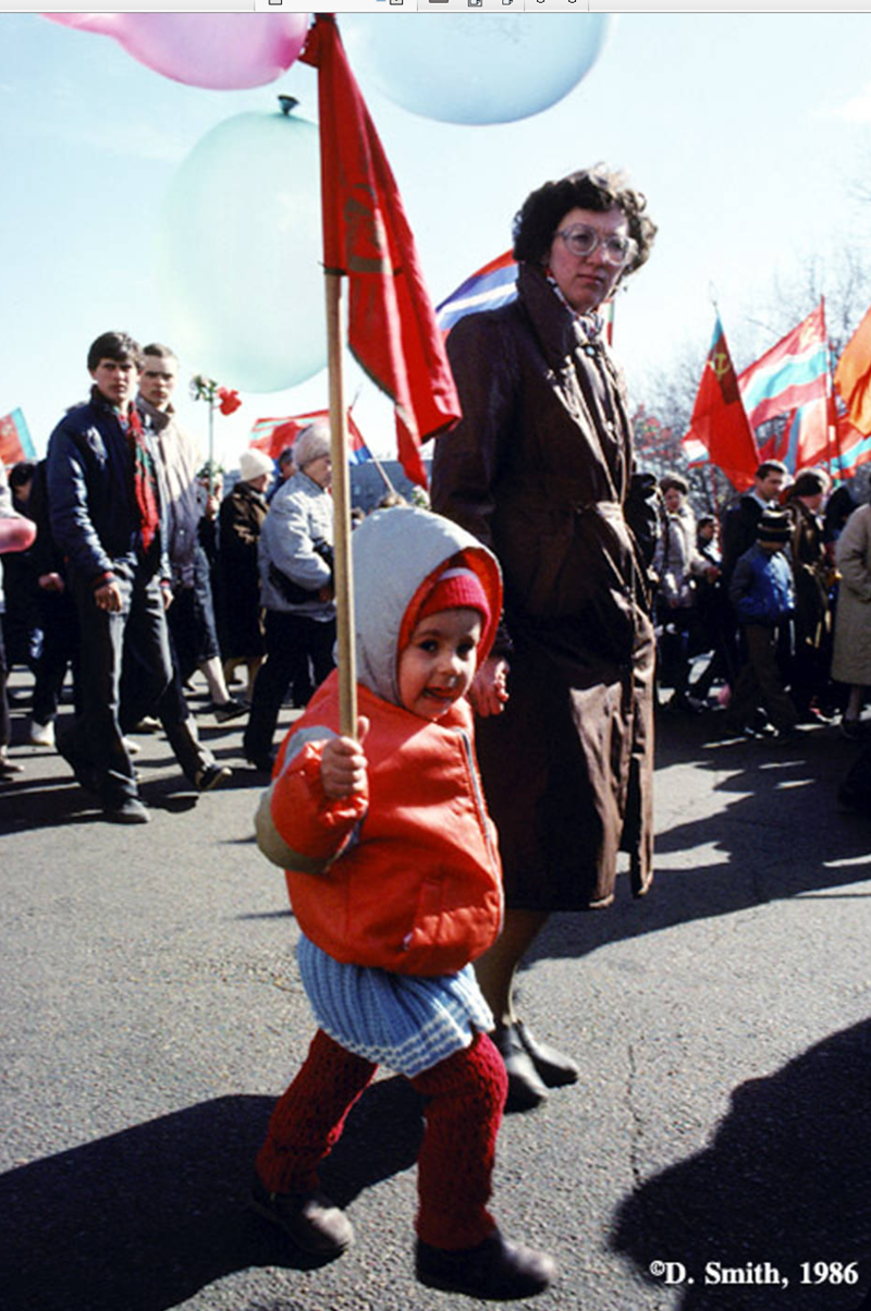1 мая 1988. СССР 1988 год. Дуг Смит в Иркутске. Первомай в СССР фото косплей.
