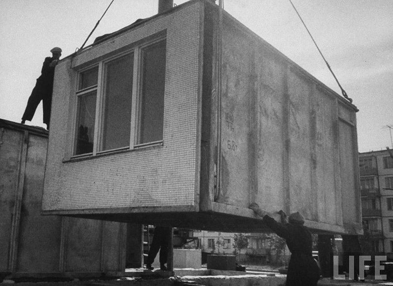 По другим сведениям, в самом начале 1950-х годов в крупных промышленных центрах СССР (Москва, Свердловск, Кузбасс) были построены целые кварталы четырёхэтажных капитальных домов, конструкции которых заранее были изготовлены на заводе.