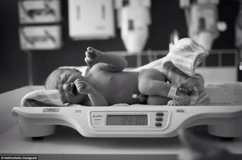 На этих великолепных фотографиях запечатлены моменты первой встречи младенцев с их родителями