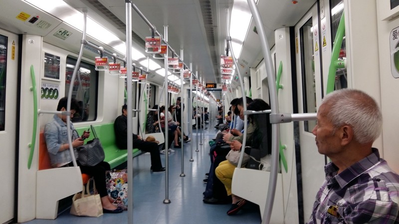 Вагон метро второй линии (зелёной) сиденья зелёные.