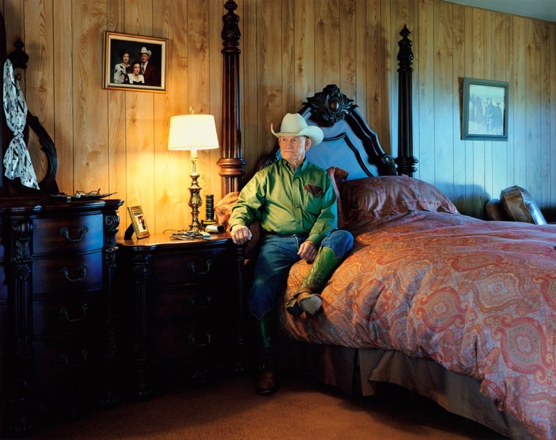Инспектор Бутс О’Нил позирует в своей спальне на ранчо «Четыре шестёрки» (The Four Sixes Ranch) в Гатри, штат Техас, 2009 год.