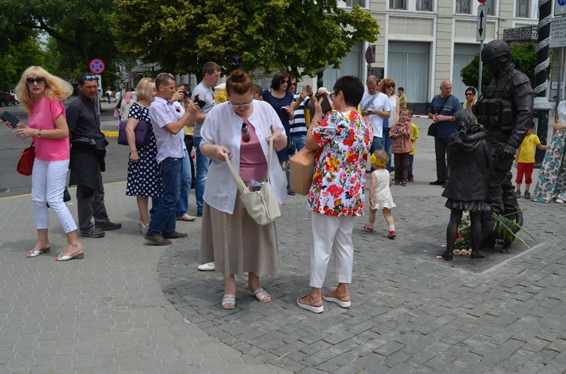 В Симферополе уже третий день сохраняется очередь возле памятника "Вежливым людям"