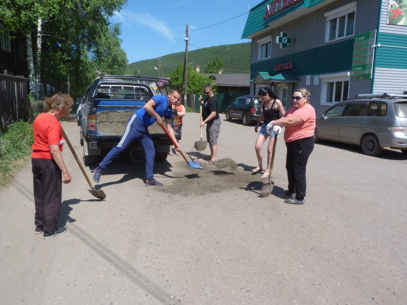 Жители Киренска самостоятельно заделывают ямы на дорогах 
