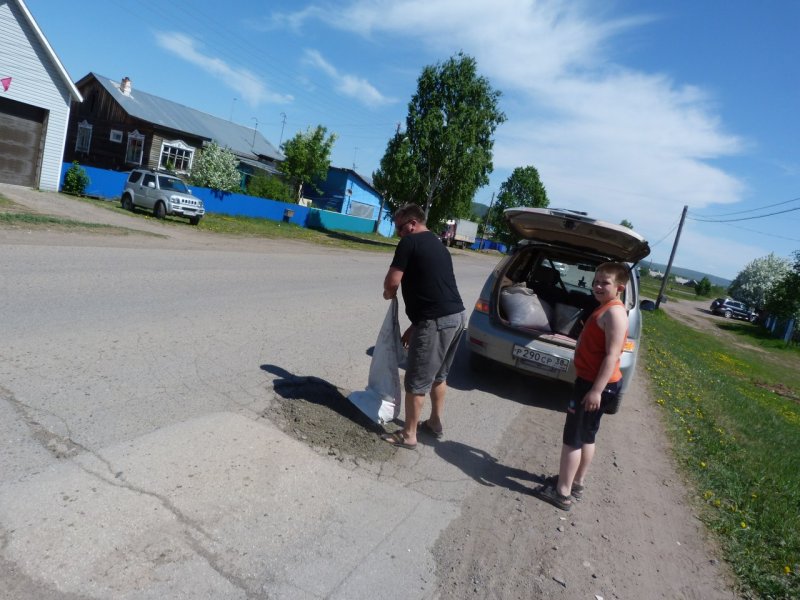 Жители Киренска самостоятельно заделывают ямы на дорогах 